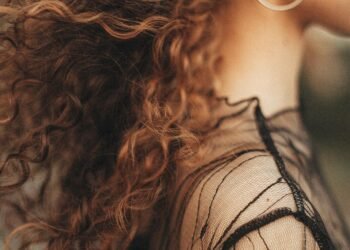 Elle ne mendie pas l’approbation : la dignité silencieuse des femmes qui connaissent leur valeur