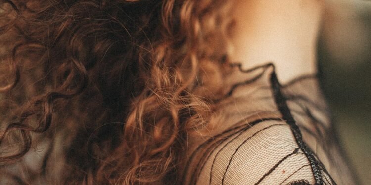 Elle ne mendie pas l’approbation : la dignité silencieuse des femmes qui connaissent leur valeur