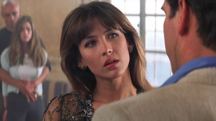 « Je suis la vilaine, j’aime bien » : Sophie Marceau se souvient avec enthousiasme de son rôle marquant dans un James Bond à succès