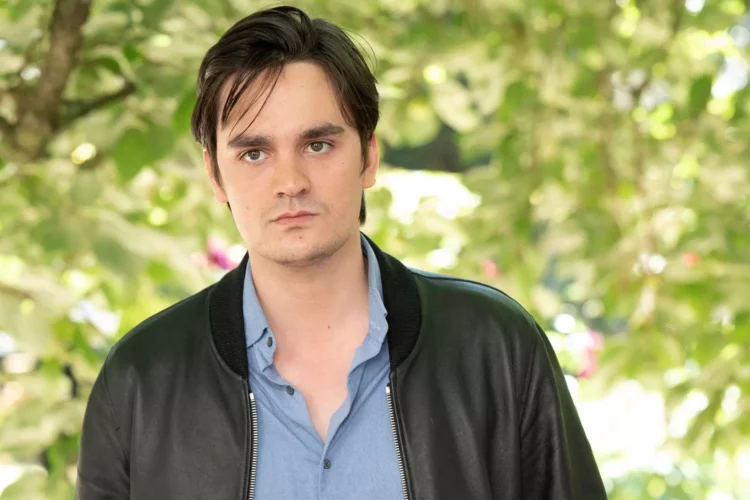 Héritage d’Alain Delon : pourquoi Alain-Fabien Delon suspend sa demande d’annulation du testament en France