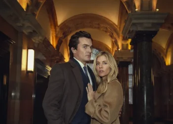Sur Netflix, il existe une mini-série thriller avec Sienna Miller que peu de gens ont vue (mais qui mérite vraiment le détour)