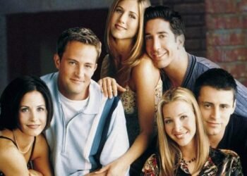 Lisa Kudrow avoue regarder Friends en cachette : une habitude aussi drôle qu’inattendue