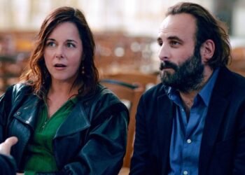 Premières images de C’est quoi l’amour ? : Laure Calamy et Vincent Macaigne embarquent une famille recomposée dans une comédie aussi chaotique que tendre