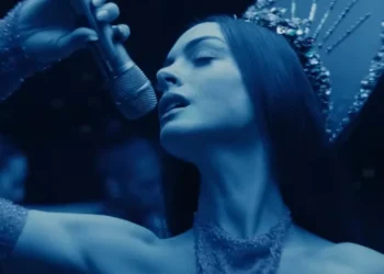 Anne Hathaway incarne une pop star en crise dans le trailer troublant de Mother Mary